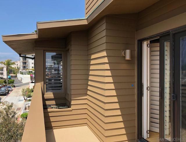 350 Prospect St, La Jolla CA: https://media.crmls.org/mediaz/a01d4eee-410e-4f95-a3be-4e70caf3a3c9.jpg