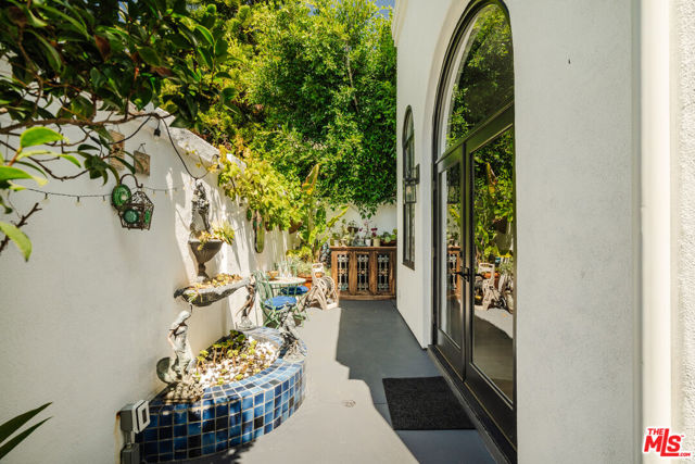 609 21st Place, Santa Monica CA: https://media.crmls.org/mediaz/a01e80f1-8048-4205-a401-3a1d350b9ea9.jpg