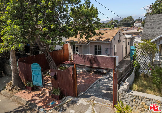 6841 Haywood Street, Tujunga CA: https://media.crmls.org/mediaz/a01ecb6f-b1d8-40d7-aeac-d65e06a6d77f.jpg