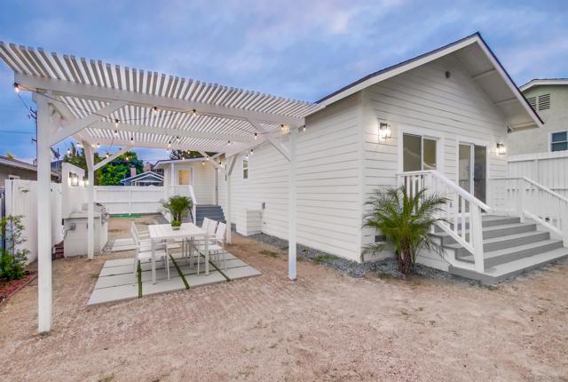 3122 Newell St, San Diego CA: https://media.crmls.org/mediaz/a0210086-3b7b-42c2-a640-a24bf740df20.jpg