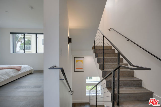 4422 S Riley Drive, Los Angeles CA: https://media.crmls.org/mediaz/a021f484-4994-4e8d-8337-0cefcaf0170e.jpg