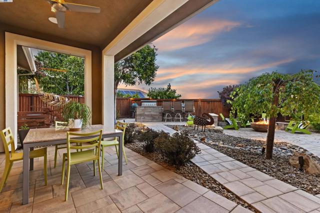 1835 Riesling Cir, Brentwood CA: https://media.crmls.org/mediaz/a022237f-8a60-452d-afe6-269177e2d8b6.jpg