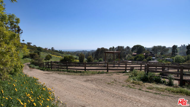 5900 Bonsall Drive, Malibu CA: https://media.crmls.org/mediaz/a0234112-ae07-4a32-b65e-1a34aebdcd05.jpg