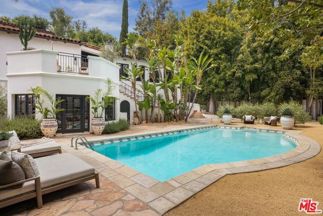 1800 Angelo Drive, Beverly Hills CA: https://media.crmls.org/mediaz/a023444f-e2b4-4df1-b0f5-c63956a84a60.jpg