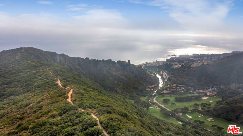 https://media.crmls.org/mediaz/a0244e97-6003-455b-b66d-c82c1ff52861.jpg?preset=X-Large