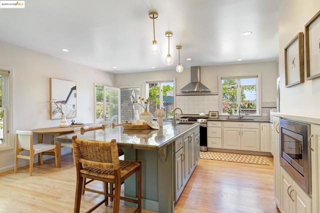 131 Sonia St, Oakland CA: https://media.crmls.org/mediaz/a0249124-a8fc-4fd6-a8a2-d465eac4d2f6.jpg
