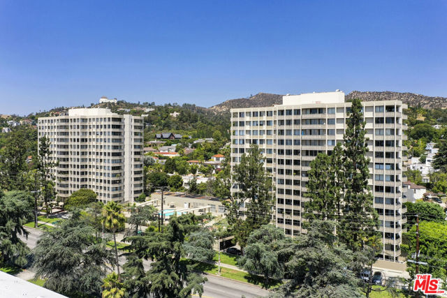 4455 Los Feliz Boulevard, Los Angeles CA: https://media.crmls.org/mediaz/a024d04e-3de1-4723-b575-2f686afc2754.jpg