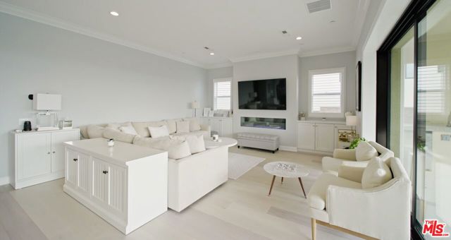 20326 W Liverpool Way, Porter Ranch CA: https://media.crmls.org/mediaz/a024ee48-3f30-4540-b012-12af372e8c86.jpg