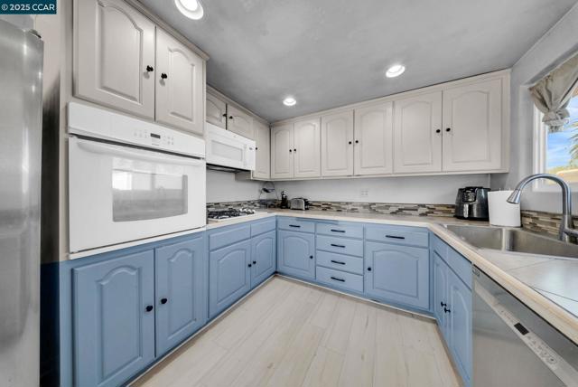 3412 Flamingo Dr, Concord CA: https://media.crmls.org/mediaz/a0250de9-8cca-41dc-baa6-1068f8553314.jpg