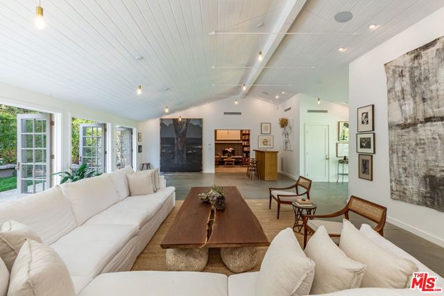 Image 6 of 41 For 2854 Roscomare Road