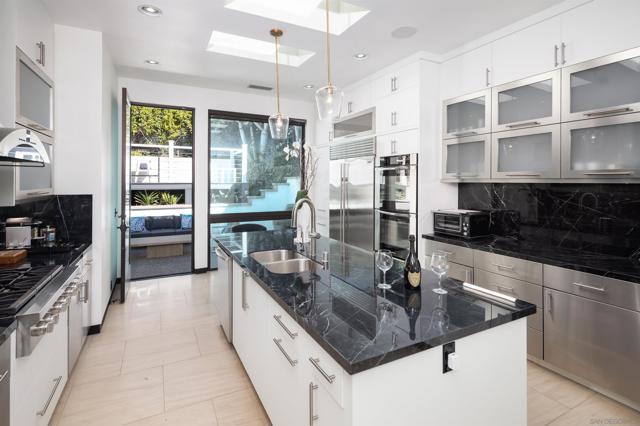 3515 Union St, San Diego CA: https://media.crmls.org/mediaz/a0257a56-8976-4b35-b19b-17904f63cb88.jpg