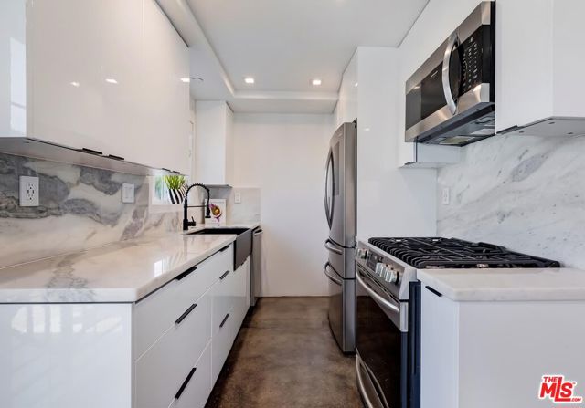 1521 S HAYWORTH Avenue, Los Angeles CA: https://media.crmls.org/mediaz/a025bd79-56b7-47c7-b20e-e844936a0e96.jpg