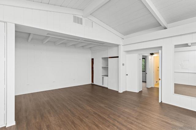 7520 Hillside Dr, La Jolla CA: https://media.crmls.org/mediaz/a025ff5f-24f8-4ea8-86dd-77dab63a98a0.jpg
