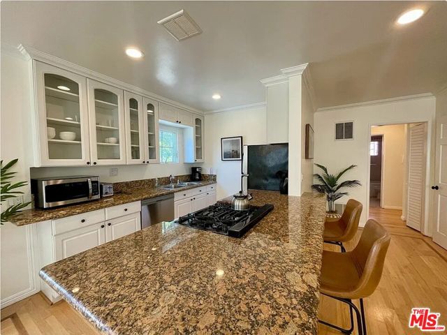 1111 11th Street, Santa Monica CA: https://media.crmls.org/mediaz/a025ffa7-12d8-4148-a193-f881078fc601.jpg