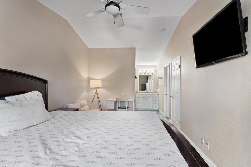 https://media.crmls.org/mediaz/a0262dd8-5bdb-4617-a8ae-7d5f959bfe17.jpg?preset=X-Large