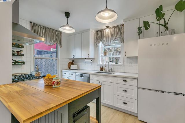 2019 E St, Hayward CA: https://media.crmls.org/mediaz/a027c6aa-4f65-442f-be57-d80a80f78f0a.jpg
