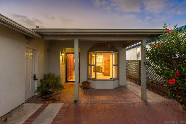 628 Via Santa Paulo, Vista CA: https://media.crmls.org/mediaz/a028fb1a-7b3b-447f-9993-530a3033d330.jpg