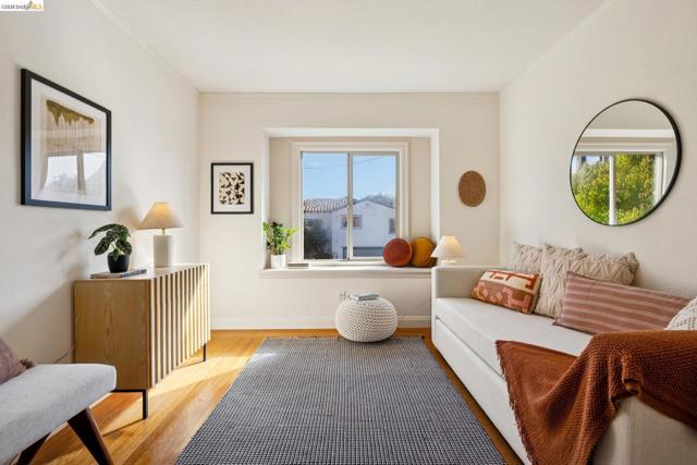 1136 Marin Ave, Albany CA: https://media.crmls.org/mediaz/a0294fae-cc80-4d78-88db-e635fdbedb6b.jpg