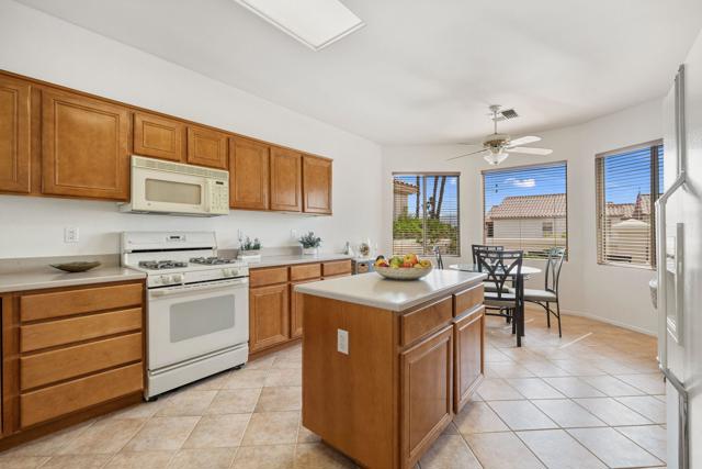38995 Brandywine Avenue, Palm Desert CA: https://media.crmls.org/mediaz/a0299f0e-1bcf-4694-98dc-35d6b0830885.jpg