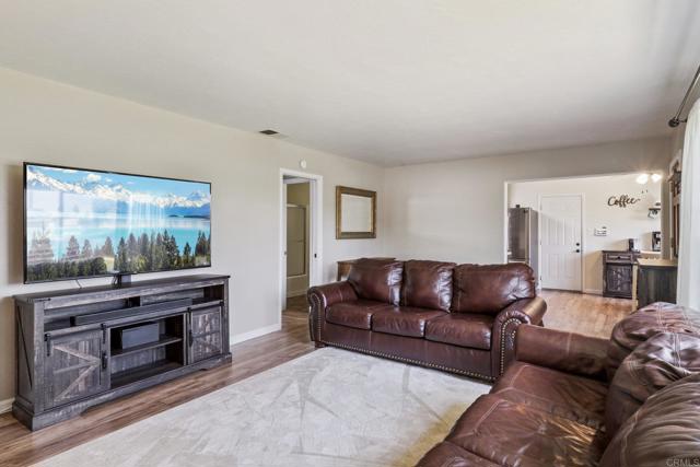 Detail Gallery Image 8 of 31 For 915 Crest View Rd, Vista,  CA 92081 - 3 Beds | 2 Baths