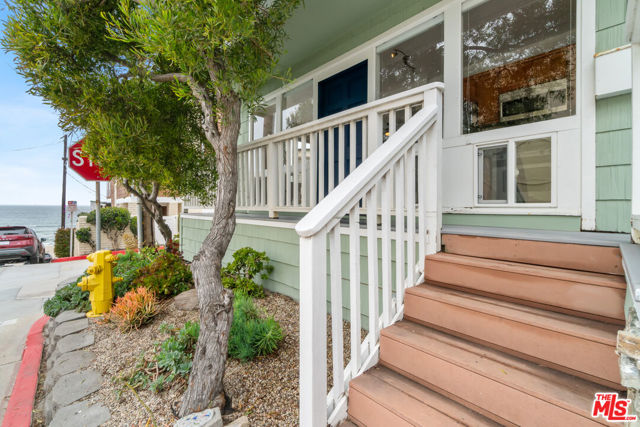 115 44th Street, Manhattan Beach CA: https://media.crmls.org/mediaz/a02ad5da-c8bd-42ff-8cb4-2676a9bb3f3d.jpg