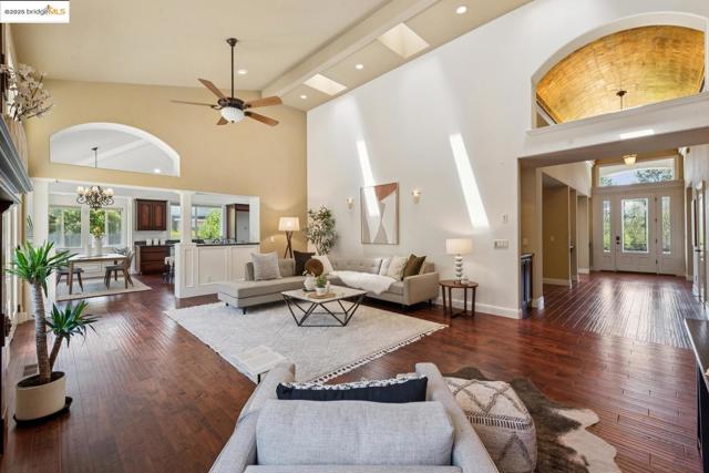 3244 Ridgeview PL, Hayward CA: https://media.crmls.org/mediaz/a02b43d6-efae-4081-aec0-fe103a42ecc7.jpg