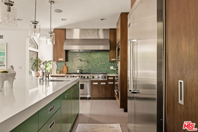 17352 Magnolia Boulevard, Encino CA: https://media.crmls.org/mediaz/a02b5ebf-51a0-404b-b2ed-75c050291a4d.jpg