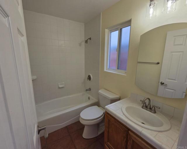 Detail Gallery Image 5 of 7 For 240 Elkwood Ave, Imperial Beach,  CA 91932 - 3 Beds | 2/1 Baths
