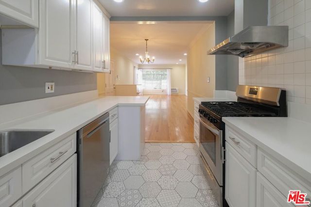 854 1/2 S Plymouth Boulevard, Los Angeles CA: https://media.crmls.org/mediaz/a02f4a9b-1de8-49e1-8411-1370cf1fe534.jpg