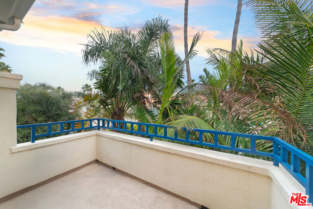 6477 Zuma View Place, Malibu CA: https://media.crmls.org/mediaz/a02fc5bd-a9a0-4acb-8b05-459c36df520c.jpg