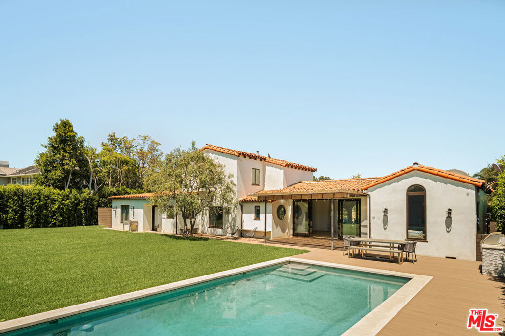 647 Toyopa Drive — Spanish