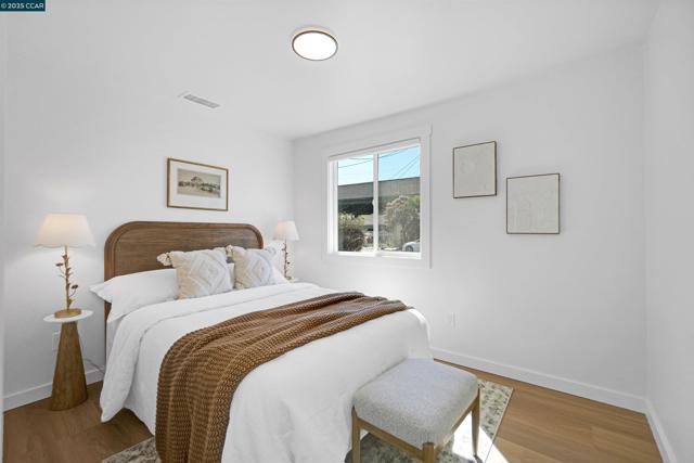 10060 Bernhardt Dr, Oakland CA: https://media.crmls.org/mediaz/a0303228-7fe8-4e5d-83b4-9cb2c859d148.jpg