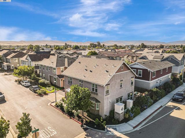 5801 Flora Cmn, Livermore CA: https://media.crmls.org/mediaz/a0303e3a-40bf-4c3a-aee6-0e100c3be763.jpg