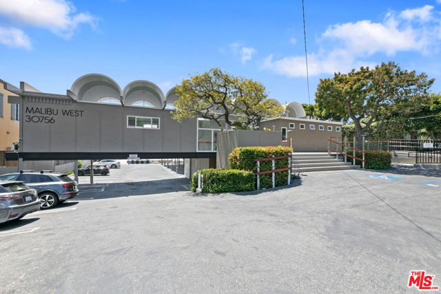 6308 Paseo Canyon Drive, Malibu CA: https://media.crmls.org/mediaz/a0310b8b-f6db-433d-acf9-7290c298fbbb.jpg