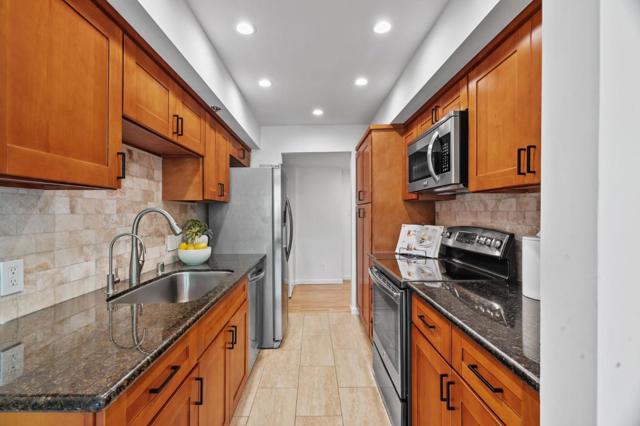 320 Palo Alto Avenue, Palo Alto CA: https://media.crmls.org/mediaz/a031833b-f067-47a1-b380-f07df0a784da.jpg
