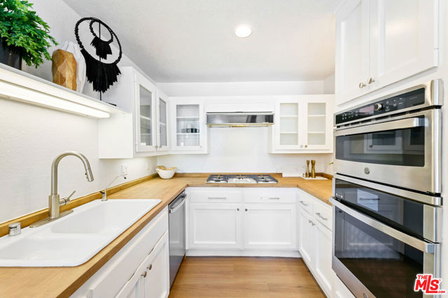 29221 Heathercliff Road, Malibu CA: https://media.crmls.org/mediaz/a03259b7-c5c4-452f-a09f-accaba744d22.jpg