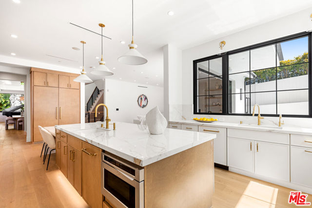 2565 Patricia Avenue, Los Angeles CA: https://media.crmls.org/mediaz/a0327a0b-715c-433f-bcf8-f0f5f988d796.jpg