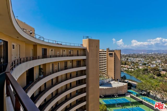 4335 Marina City Drive, Marina del Rey CA: https://media.crmls.org/mediaz/a033807b-da15-47c3-b2e2-ed737fbf4e52.jpg