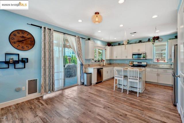 4670 Fuschia Way, Oakley CA: https://media.crmls.org/mediaz/a033a81d-9def-4cfd-84fb-8afc70b350b9.jpg