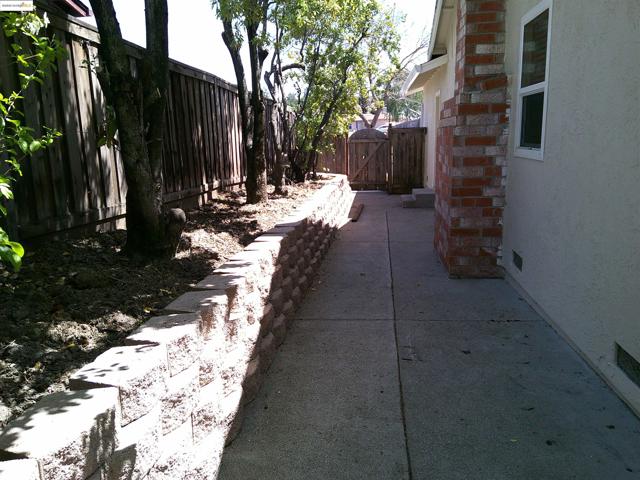 139 Heather Ave, Hercules CA: https://media.crmls.org/mediaz/a0349c48-20a2-41dd-8f3e-8ad507e987ef.jpg