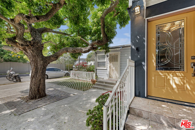1205 Appleton Way, Venice CA: https://media.crmls.org/mediaz/a035fd15-af84-4e1e-be0d-a81ff13c74aa.jpg