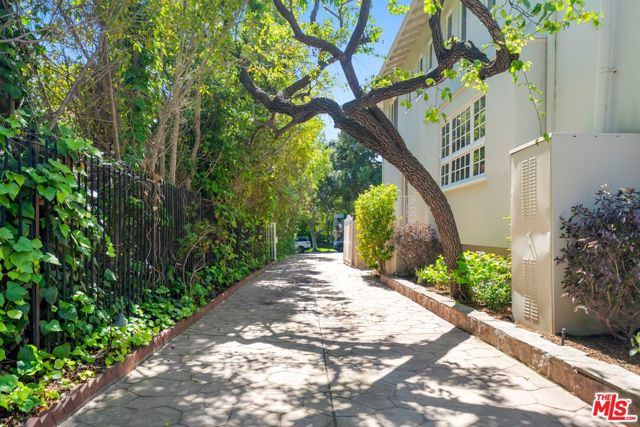 1004 N Beverly Drive, Beverly Hills CA: https://media.crmls.org/mediaz/a0365f37-9932-4872-8110-8edeef28fe6e.jpg