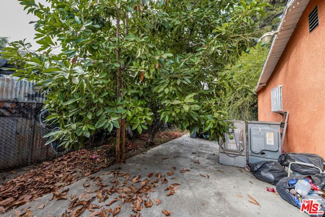 7805 Whitsett Avenue, Los Angeles, California 90001, ,Multi-Family,For Sale,Whitsett,24437463