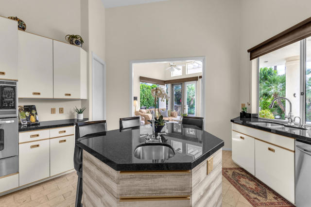 75273 Spyglass Drive, Indian Wells CA: https://media.crmls.org/mediaz/a038d534-a446-43de-a144-123d8c1598be.jpg