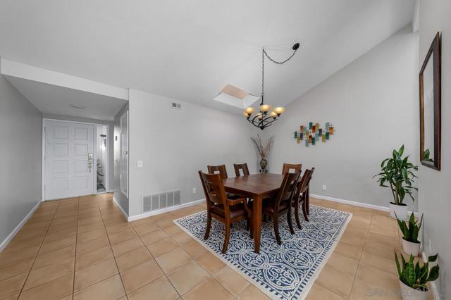 94 Kingston Ct W, Coronado CA: https://media.crmls.org/mediaz/a0392c77-844d-4738-94a5-192159f0359d.jpg