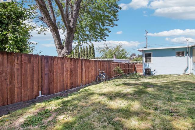 19136 Mayberry Dr, Castro Valley CA: https://media.crmls.org/mediaz/a039aeae-b850-43d7-b84f-21491ebc899f.jpg