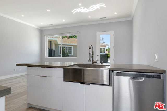 21037 Costanso St, Woodland Hills CA: https://media.crmls.org/mediaz/a03af697-5c9b-4364-8b64-7ba55d036952.jpg