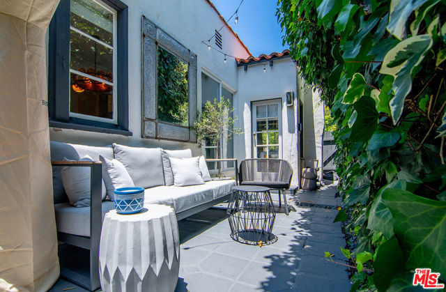 8260 Oakwood Avenue, Los Angeles CA: https://media.crmls.org/mediaz/a03b05a9-debd-420b-97a5-0243a8302476.jpg