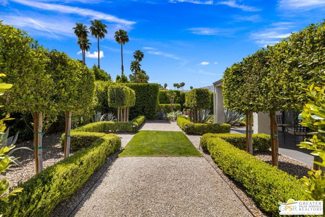 1860 Via Isla, Palm Springs CA: https://media.crmls.org/mediaz/a03d7587-a57c-4297-91d4-0327bc1a5ebd.jpg