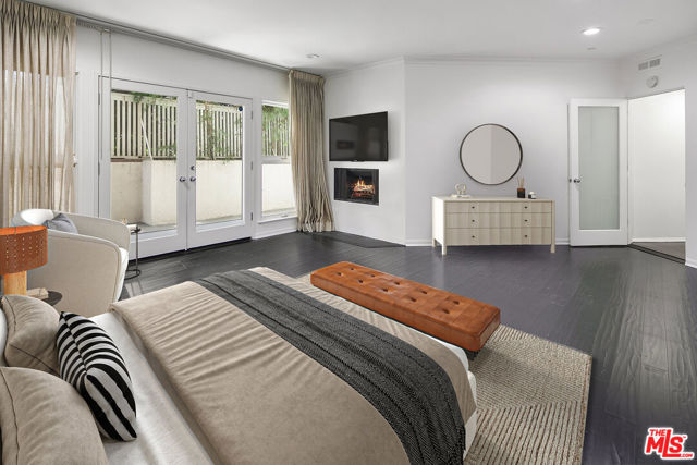 2115 3RD Street, Santa Monica CA: https://media.crmls.org/mediaz/a03e1ce1-69c2-4115-bf45-c8b9d12b2bc9.jpg